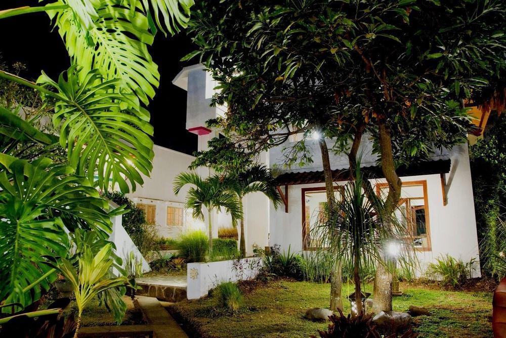 Family Hotel Gradia 1 Бату Экстерьер фото